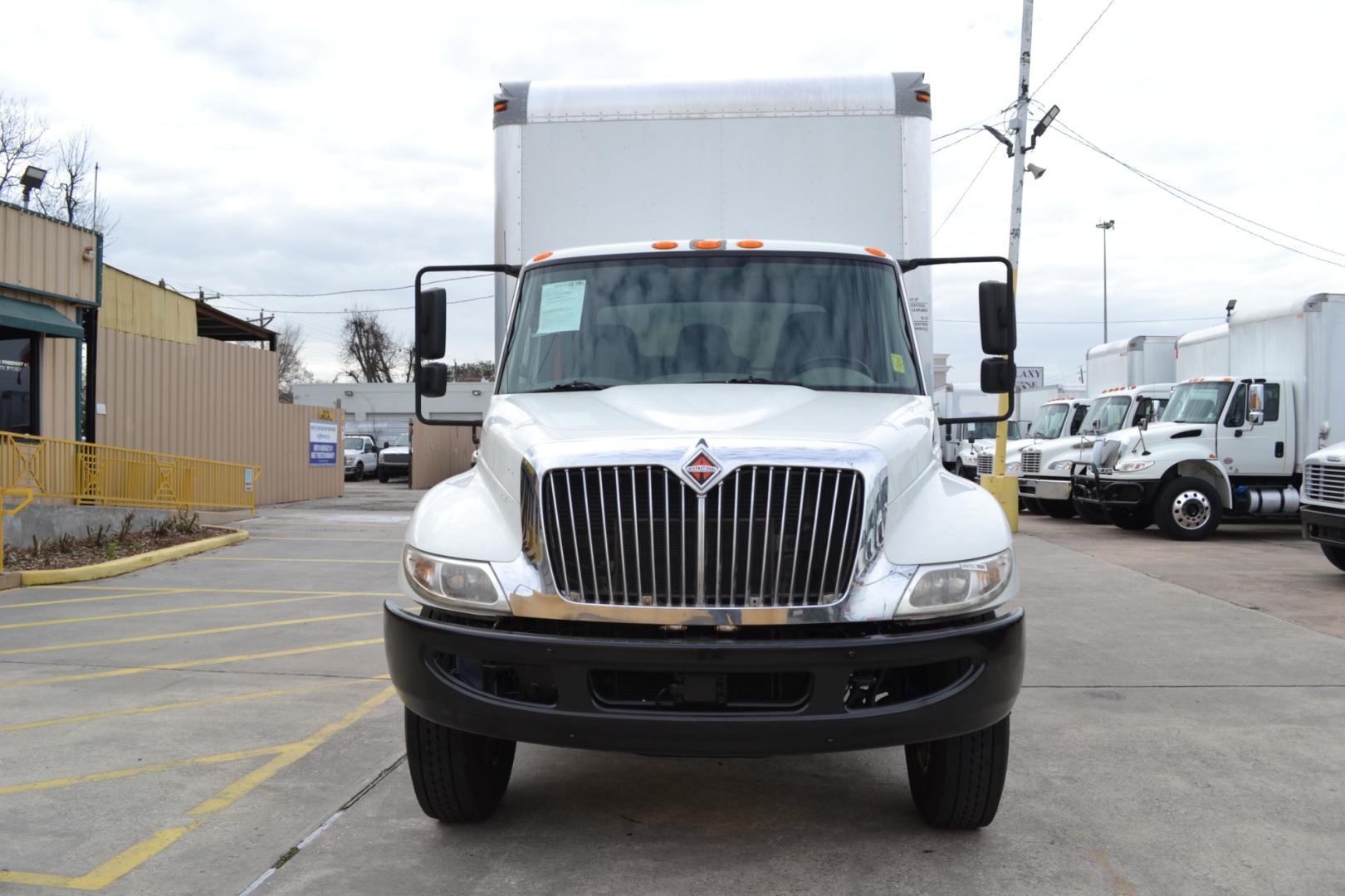 2018 WHITE /BLACK INTERNATIONAL 4300 with an CUMMINS ISB 6.7L 240HP engine, ALLISON 2500RDS AUTOMATIC transmission, located at 9172 North Fwy, Houston, TX, 77037, (713) 910-6868, 29.887470, -95.411903 - Photo#1